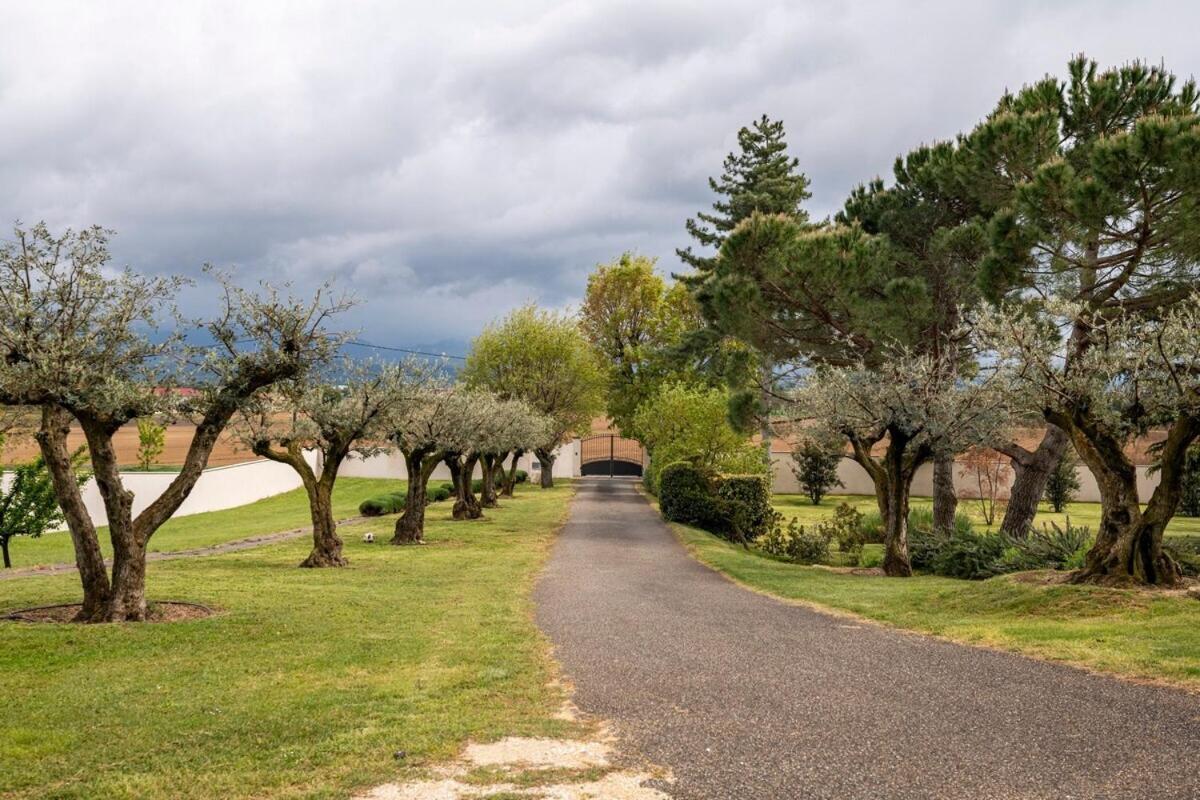La Villa Moursoise 4 Etoiles 外观 照片