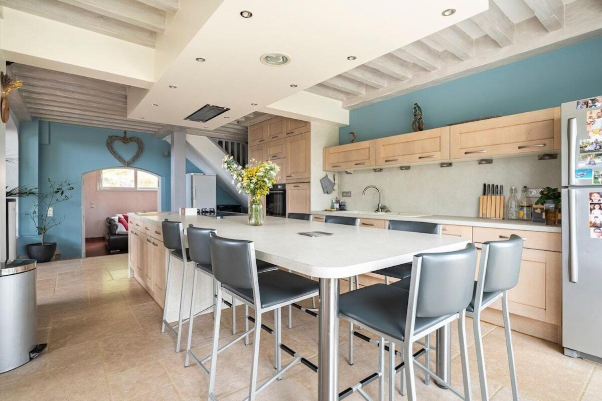 La Villa Moursoise 4 Etoiles 外观 照片