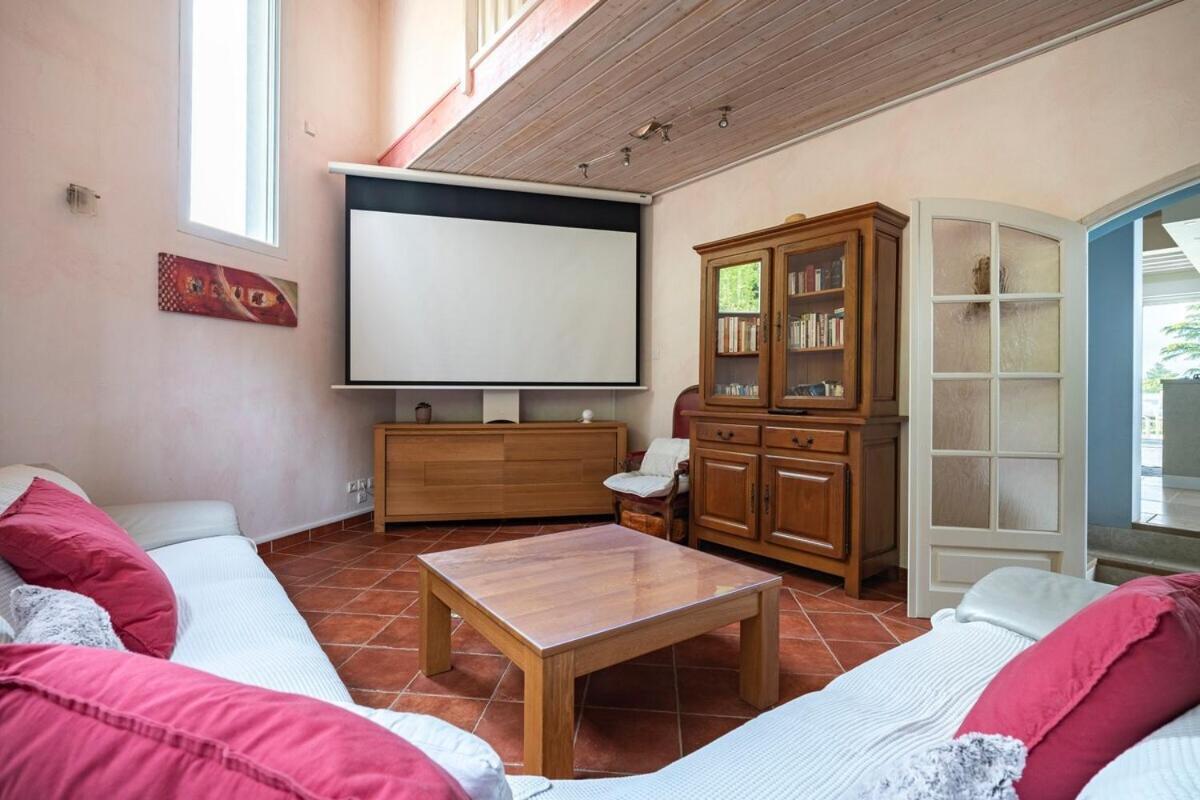 La Villa Moursoise 4 Etoiles 外观 照片
